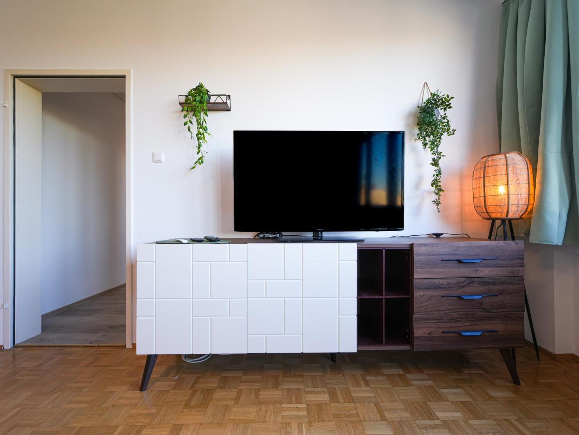 ווינר נוישטאדט Spacious Apartments With View & Free Parking מראה חיצוני תמונה