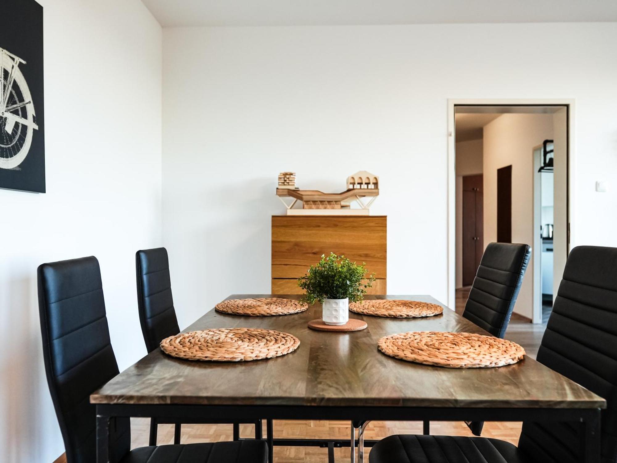 ווינר נוישטאדט Spacious Apartments With View & Free Parking מראה חיצוני תמונה